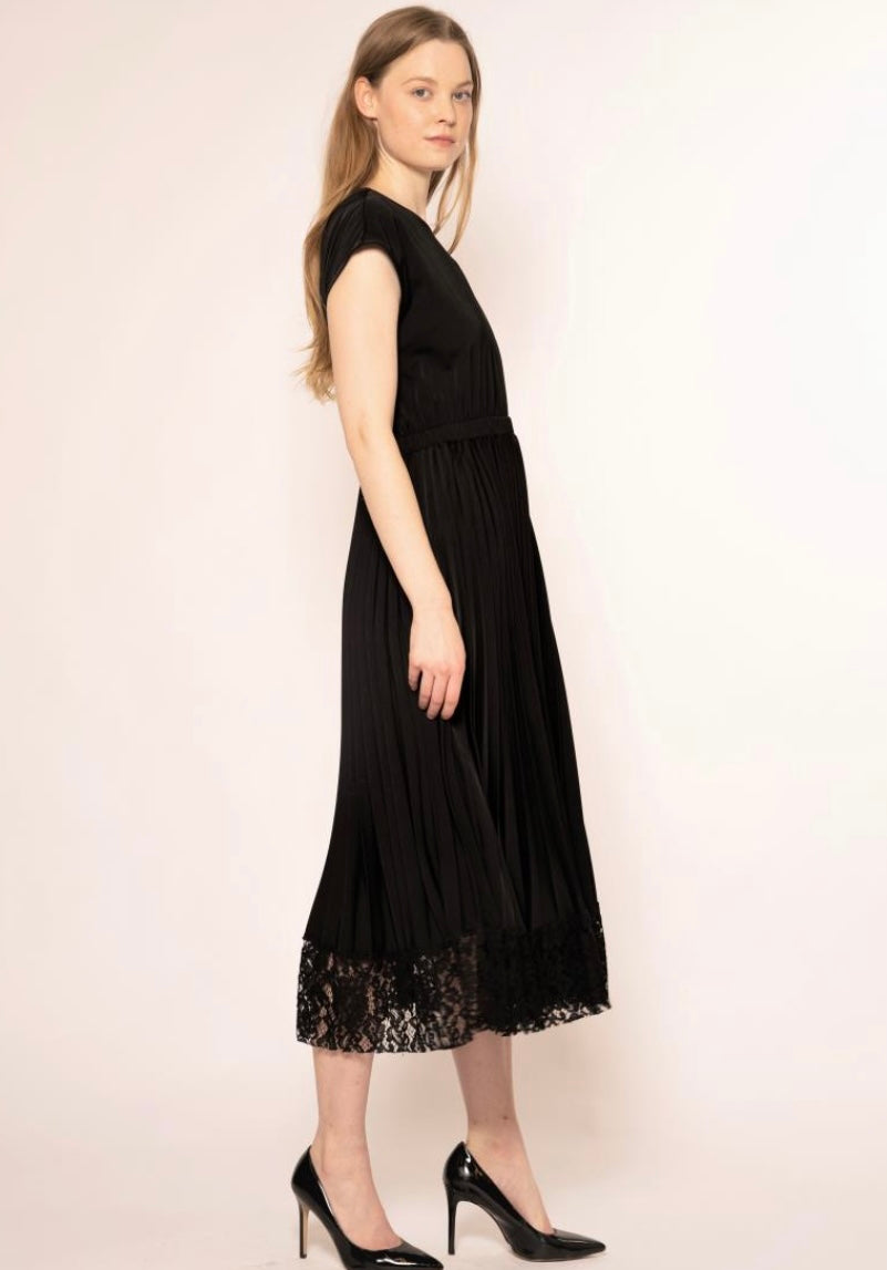 Round neck pleated bottom lace dress