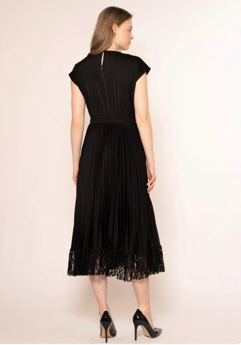 Round neck pleated bottom lace dress