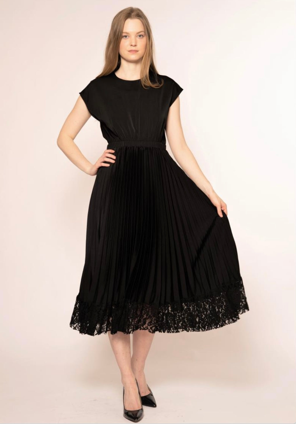 Round neck pleated bottom lace dress